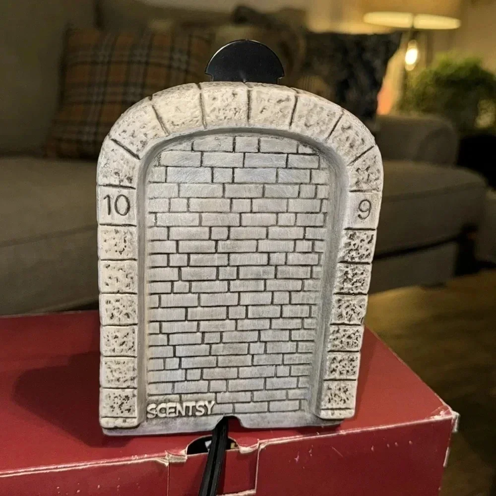 NWT SCENTSY Harry Potter Platform 9 3/4 Full Size Wax Melt Warmer Plug In